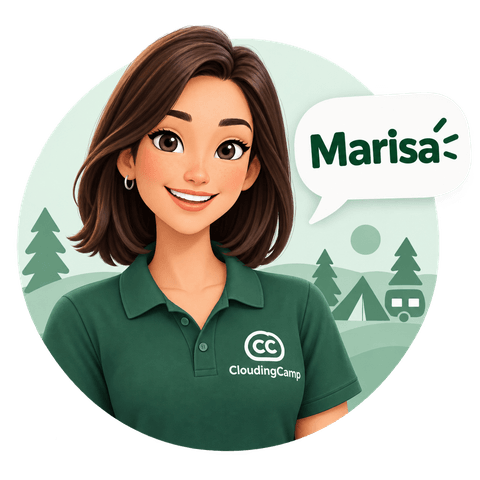 Marisa, la asistente de recepción de CloudingCamp, con el polo verde del equipo